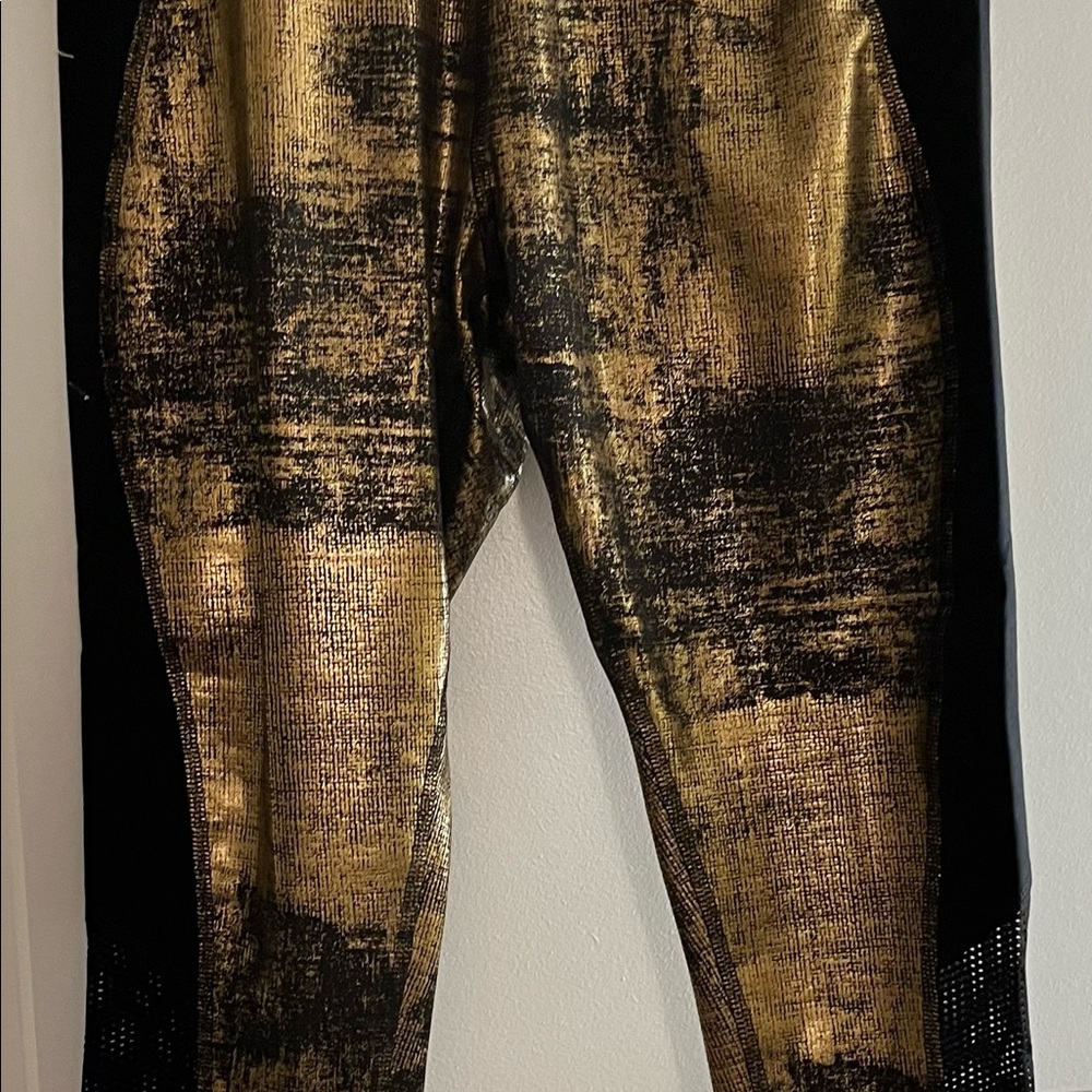 Zumba Fitness Cropped Leggings Size MEDIUM. NWT!